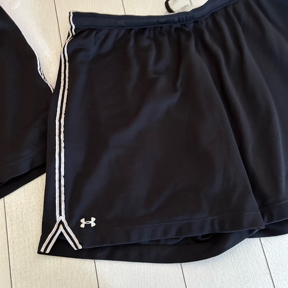 Under armor, heat gear, ladies, extra large lot of two shorts, athletic pull on - Picture 4 of 9